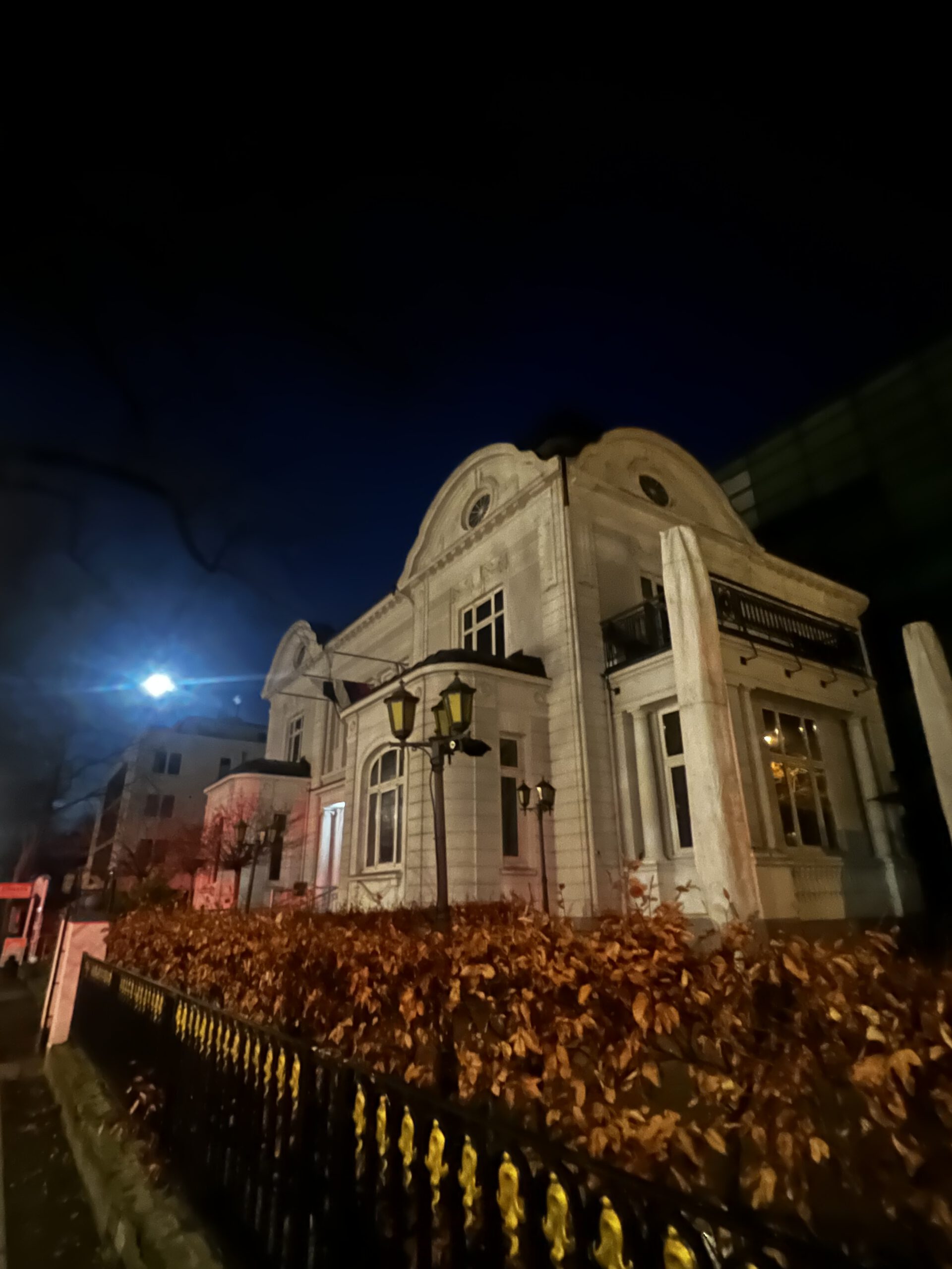 Villa bei Nacht